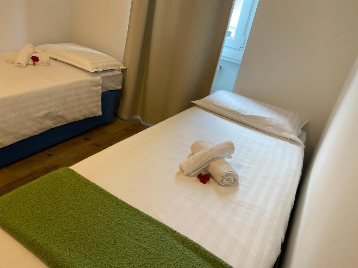 Casa Carolina: King Size Bed Across From Golden Beach Дезенцано-дель-Гарда Экстерьер фото